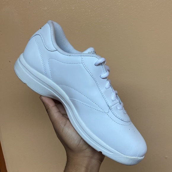 Easy Spirit Esenergetic White Leather Sneakers - Picture 11 of 16